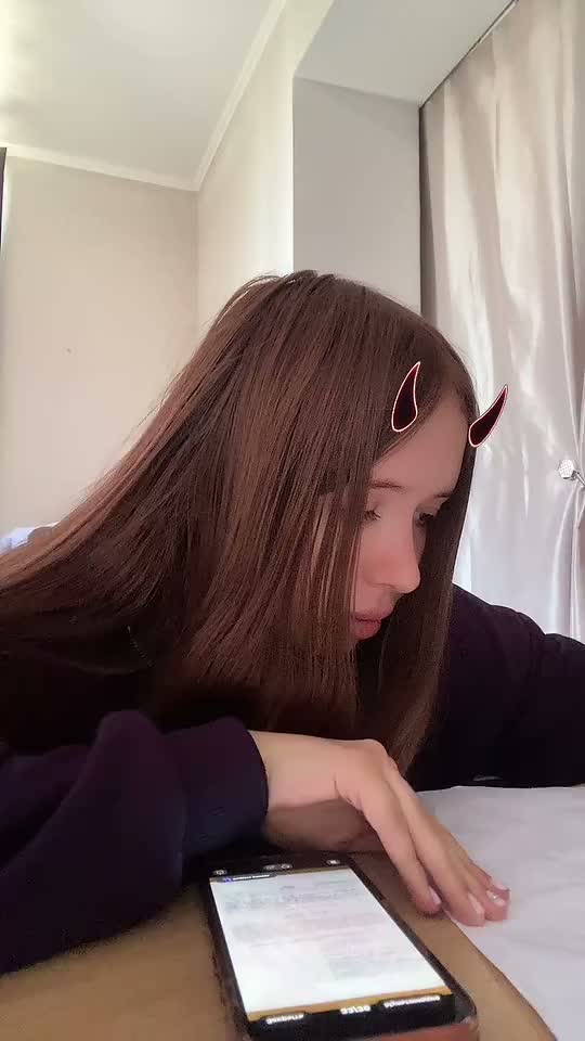 1000858884